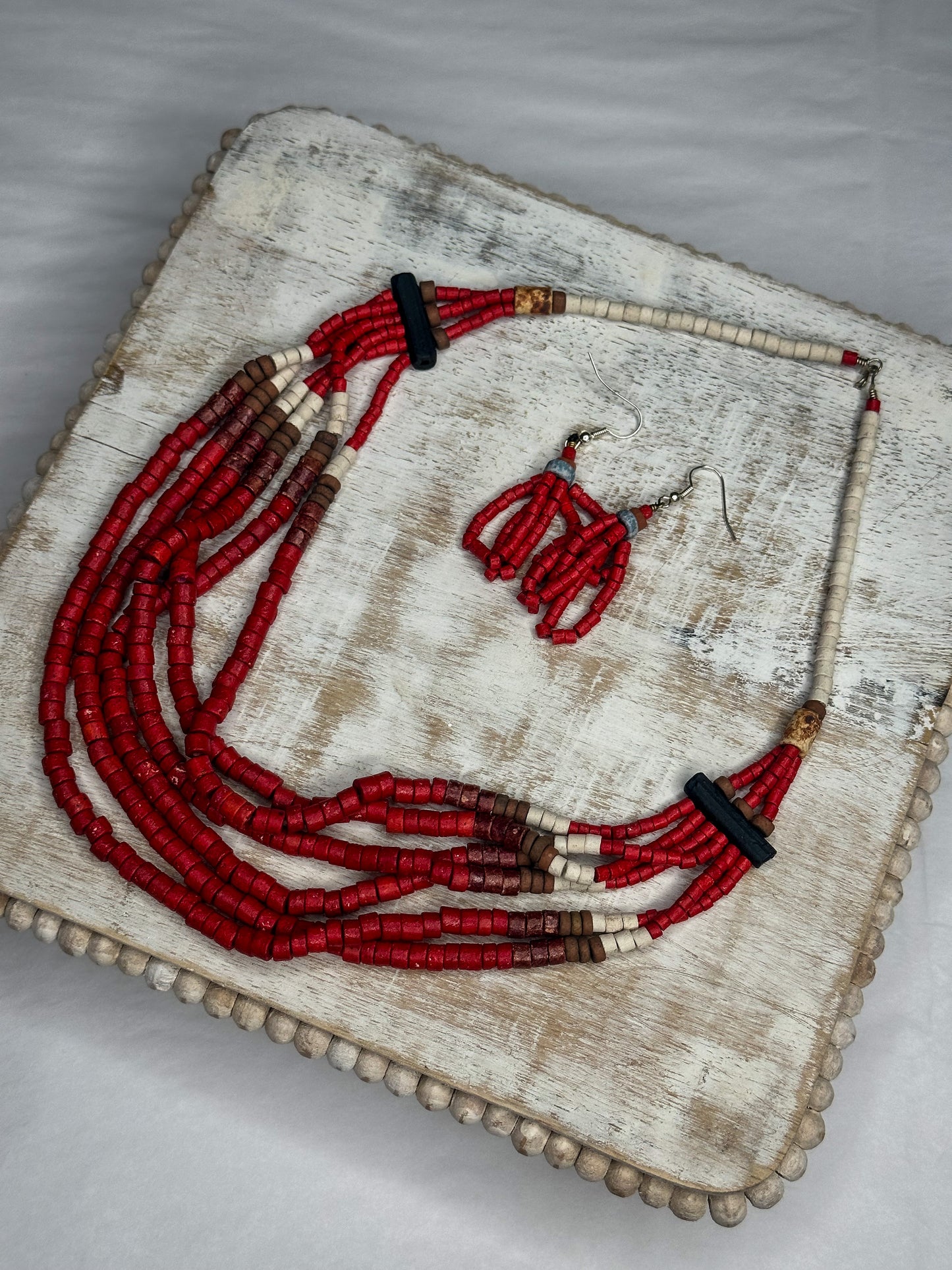 Collar Colombiano Rojo En Capas Con Cuentas Naturales