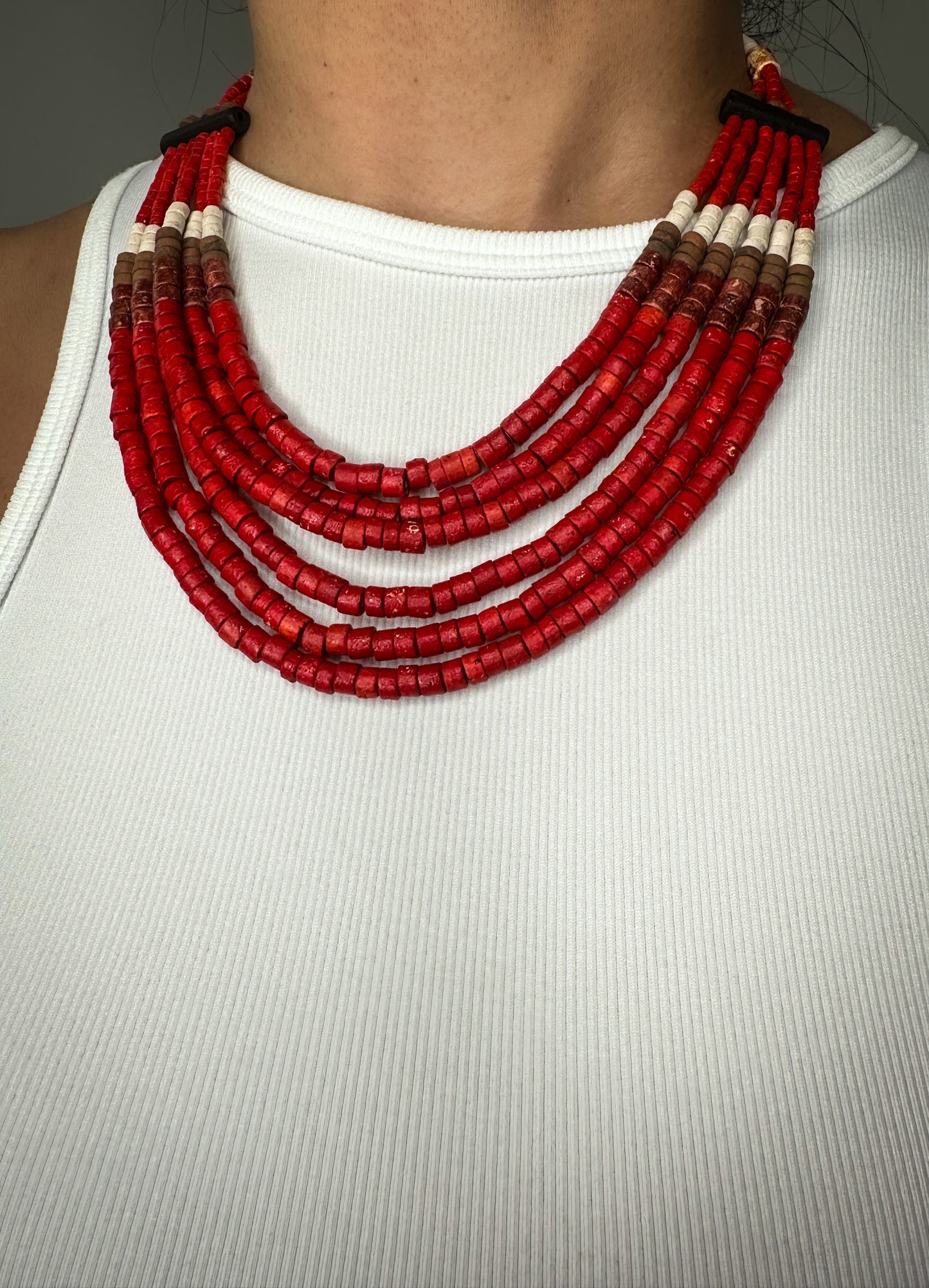 Collar Colombiano Rojo En Capas Con Cuentas Naturales